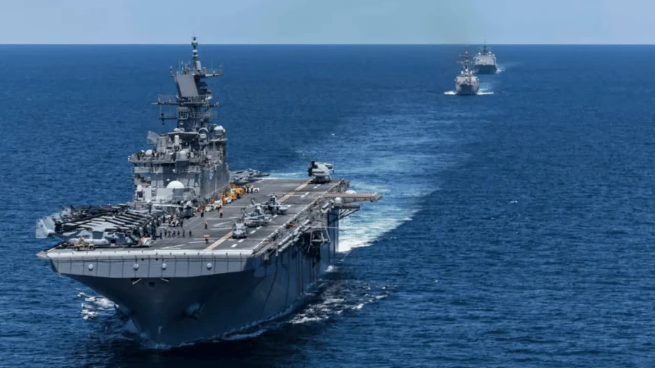 Buque de asalto anfibio USS Iwo Jima. Buque de asalto anfibio USS Iwo Jima.