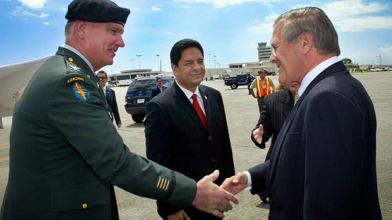 El coronel Ron MacCammon saluda al entonces secretario de Defensa, Donald Rumsfeld, en Panamá. Foto: Reuters. El coronel Ron MacCammon saluda al entonces secretario de Defensa, Donald Rumsfeld, en Panamá. Foto: Reuters.