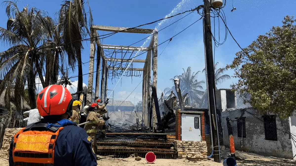 Momento de la atención del incendio en Rincón del Mar (Sucre), el pasado 9 de septiembre. Momento de la atención del incendio en Rincón del Mar (Sucre), el pasado 9 de septiembre.