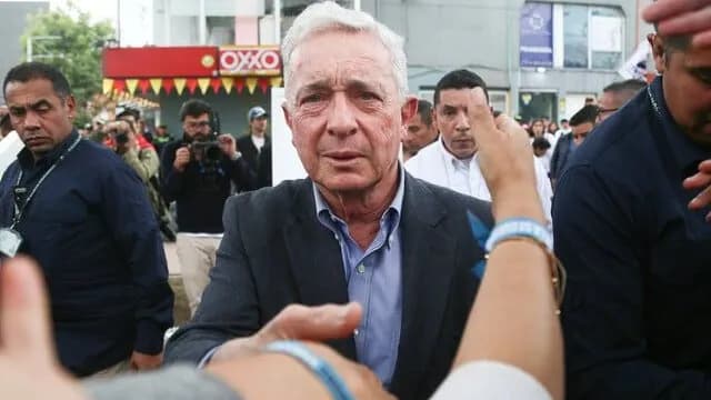 Álvaro Uribe Vélez Álvaro Uribe Vélez