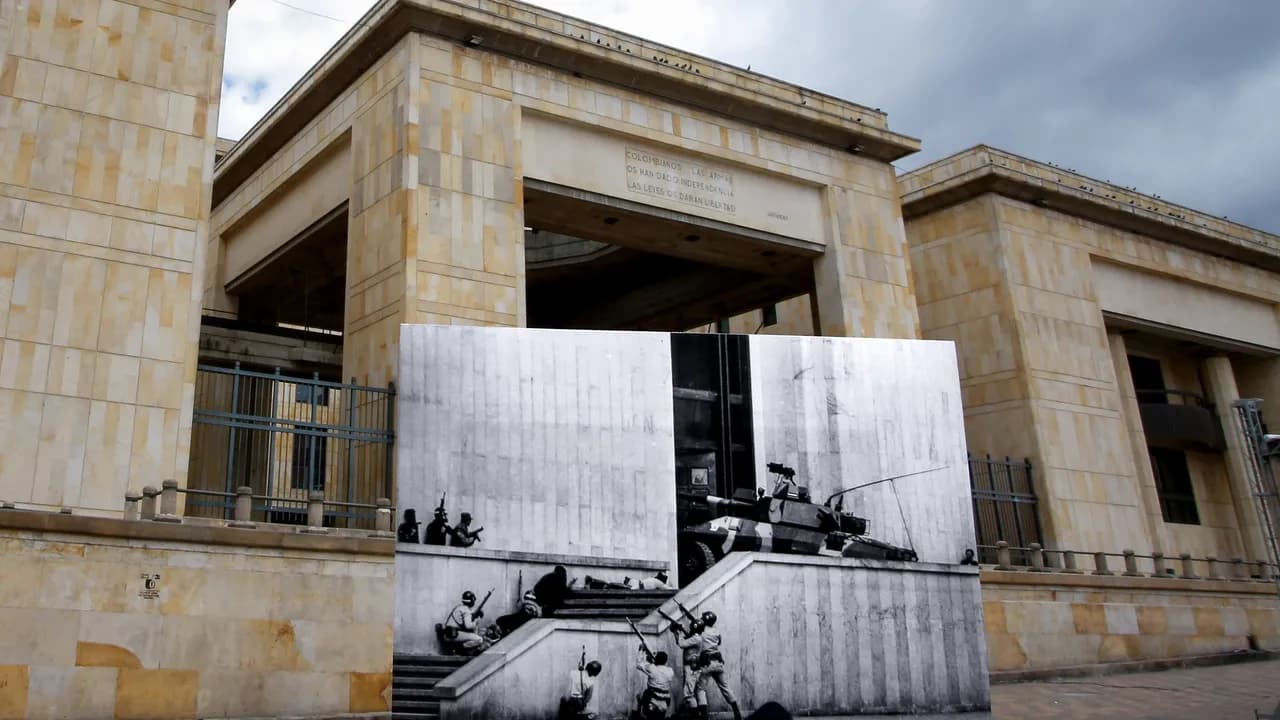 Toma del Palacio de Justicia comparativo Toma del Palacio de Justicia comparativo