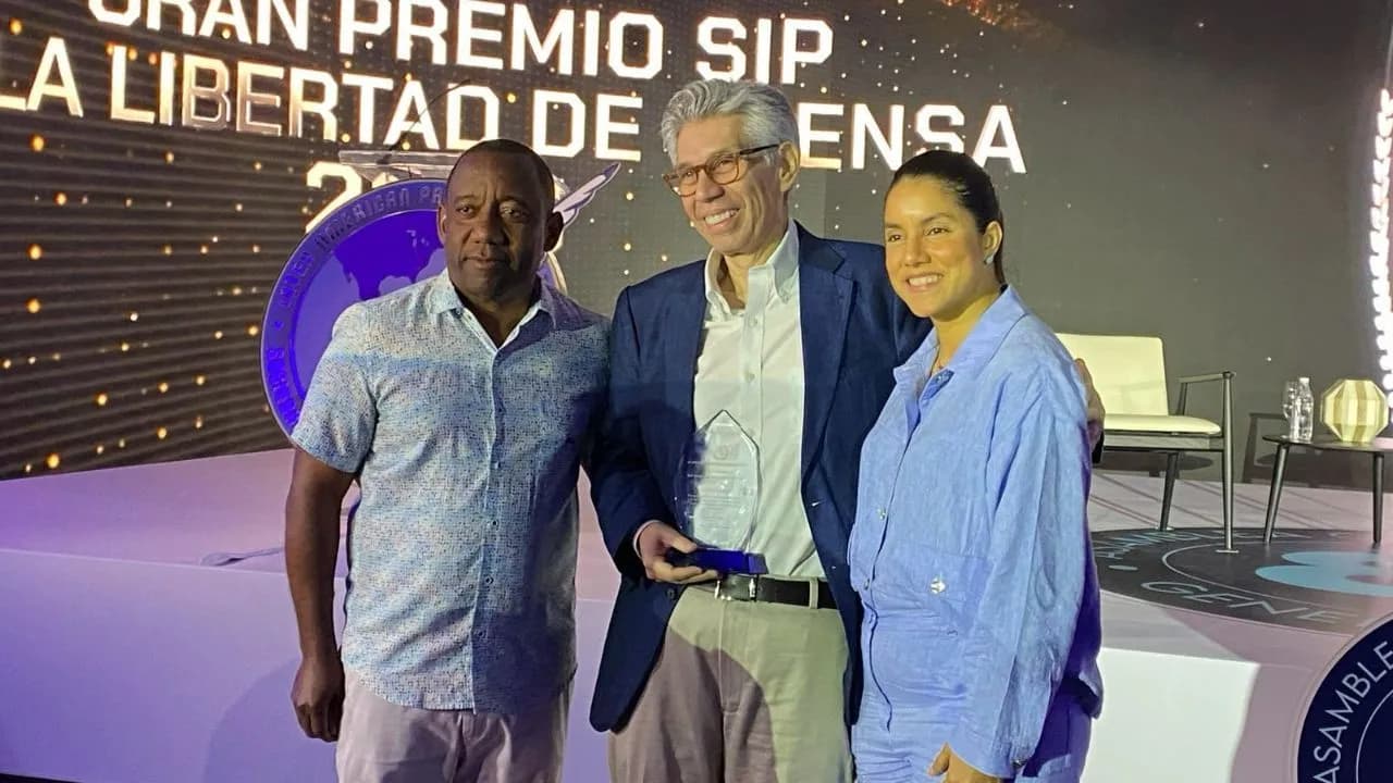 Premio entregado a Daniel Coronell Premio entregado a Daniel Coronell