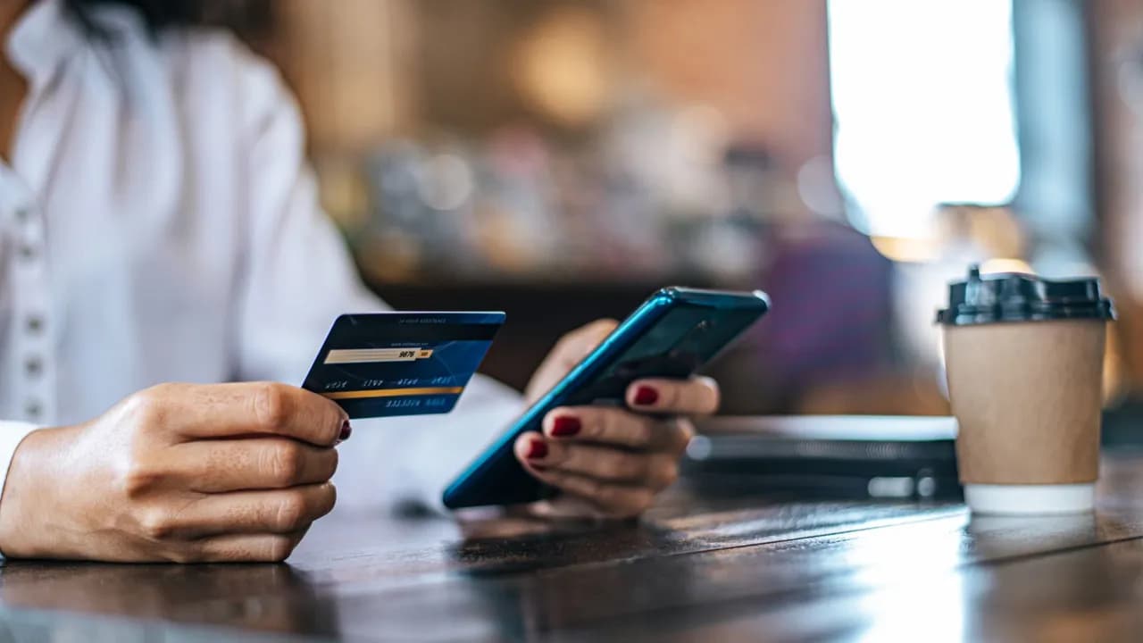Grupo Aval habilita la opción de realizar transferencias bancarias desde WhatsApp Grupo Aval habilita la opción de realizar transferencias bancarias desde WhatsApp