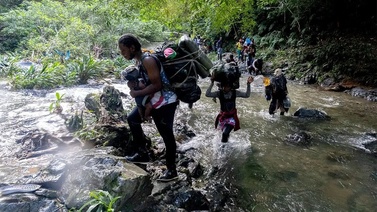 Una familia de migrantes por la selva colombiana en el Tapón del Darién. Una familia de migrantes por la selva colombiana en el Tapón del Darién.