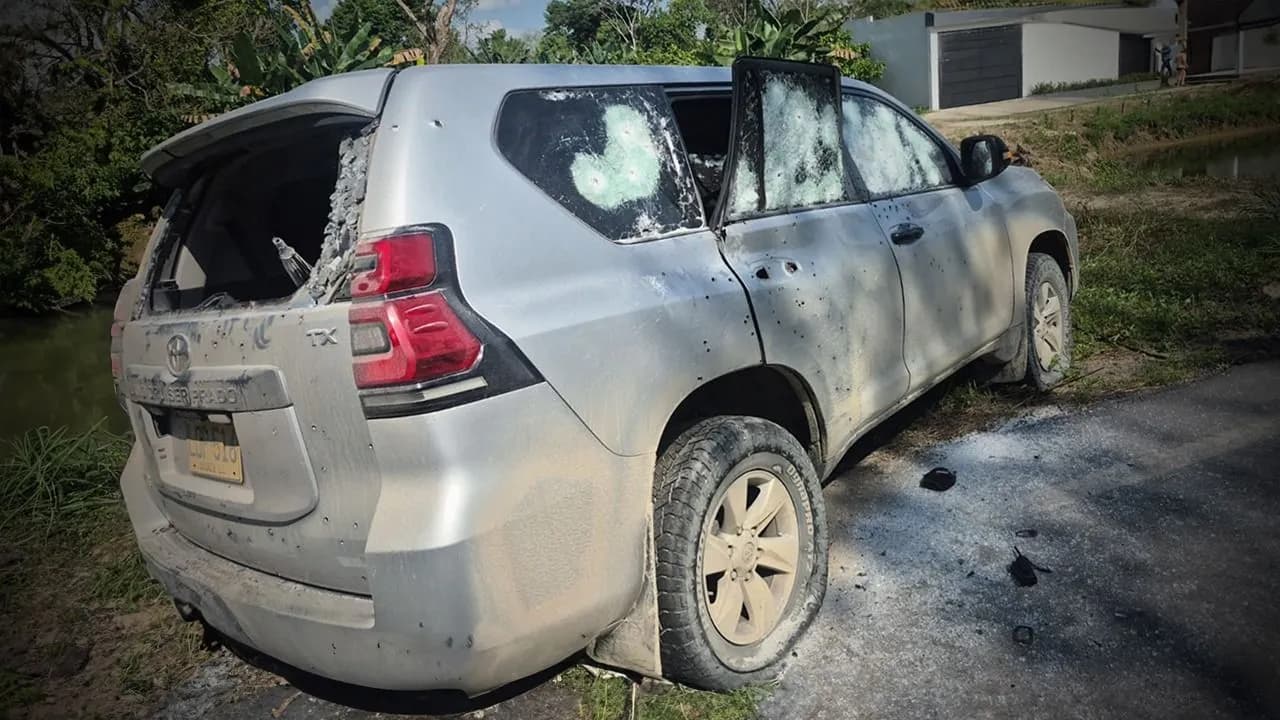 Así quedó uno de los vehículos del esquema de seguridad del senador Jairo Castellanos, del partido Alianza Social Independiente (ASI), atacado por el ELN en la vía entre Fortul y Tame, Arauca. Así quedó uno de los vehículos del esquema de seguridad del senador Jairo Castellanos, del partido Alianza Social Independiente (ASI), atacado por el ELN en la vía entre Fortul y Tame, Arauca.