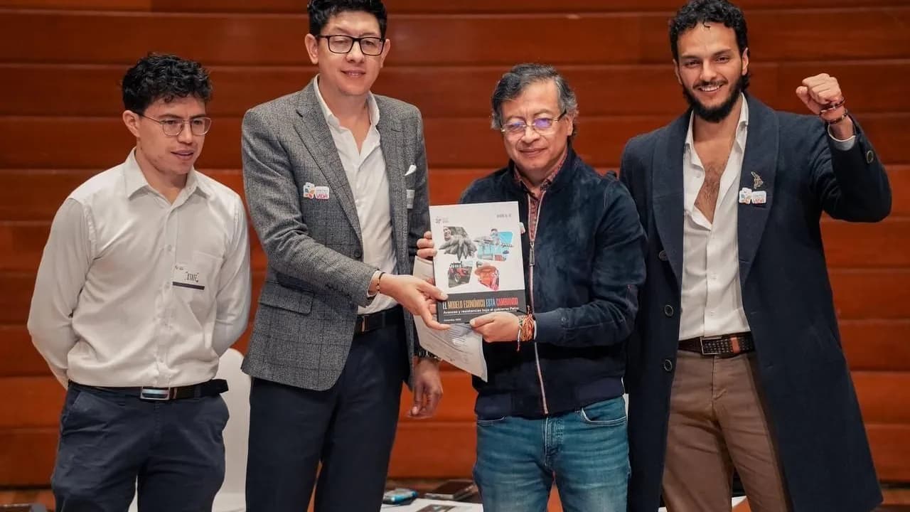 El presidente Gustavo Petro recibe el informe sobre el modelo económico El presidente Gustavo Petro recibe el informe sobre el modelo económico