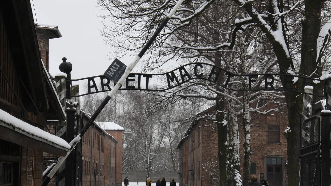 Entrada del campo de concentración de Auschwitz-Birkenau. Entrada del campo de concentración de Auschwitz-Birkenau.