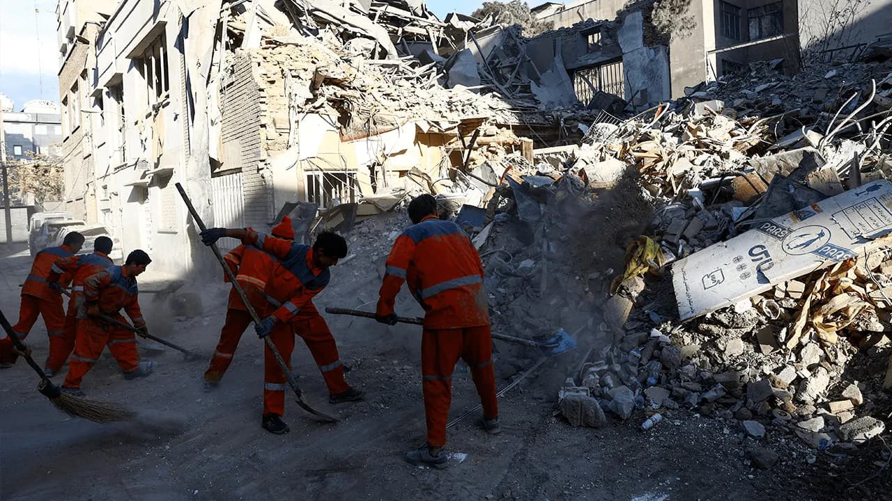 Equipos de rescate revisan los escombros tras un ataque que afectó infraestructura en territorio iraní. Equipos de rescate revisan los escombros tras un ataque que afectó infraestructura en territorio iraní.
