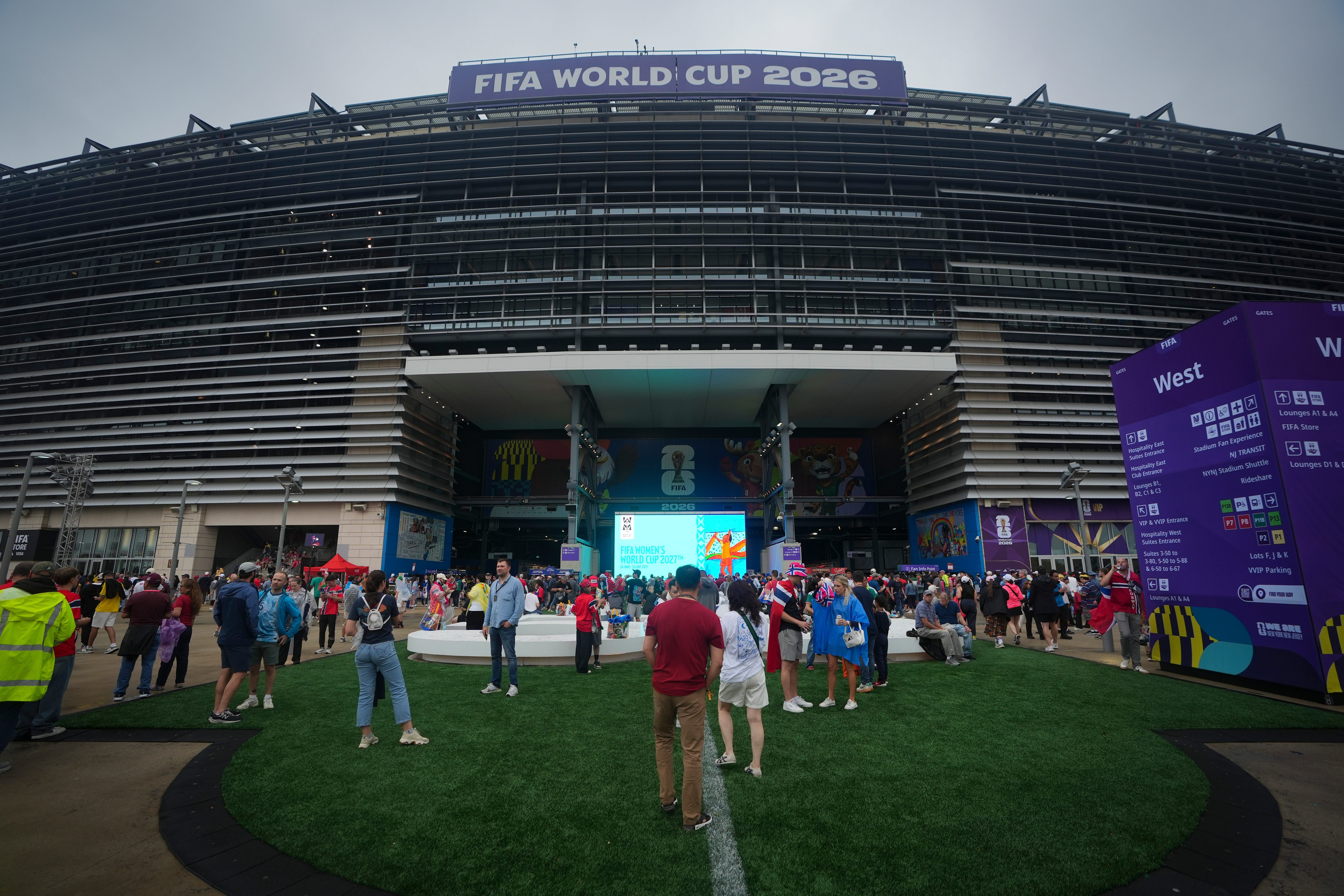 2026-07-16T154022Z_1445702033_MT1USATODAY29394845_RTRMADP_3_FANS-STAND-OUTSIDE-METLIFE-STADIUM-BEFORE-A-MATCH-BETWEEN.JPG