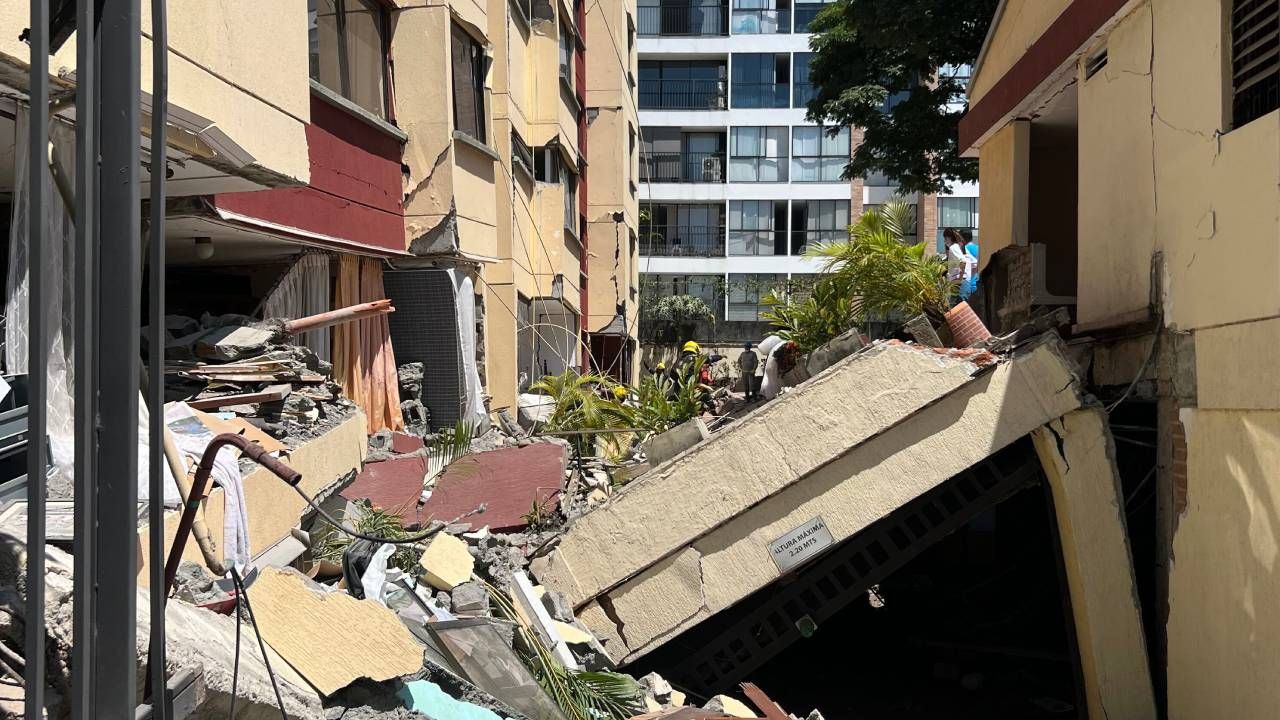 Aún se adelantan labores de búsqueda y rescate entre los escombros de edificios colapsados en Cali tras el terremoto de magnitud 7,4 del pasado 10 de agosto. Foto: Daniela López - CAMBIO
