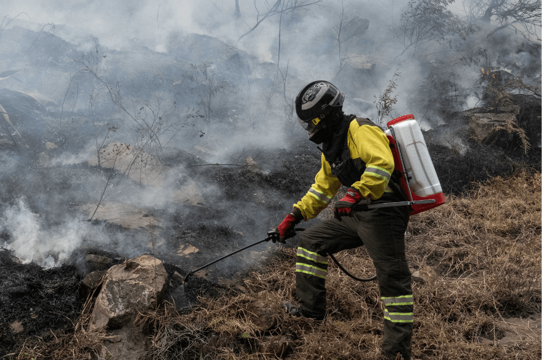 Bombero forestal trabaja en los incendios de Chíquiza y su paisaje marciano. Créditos: Pablo David 