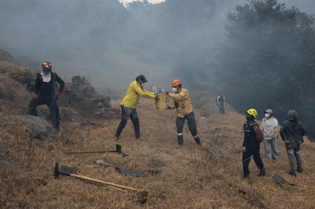 Cadena de voluntarios en los incendios de Chíquiza. Créditos: Pablo David