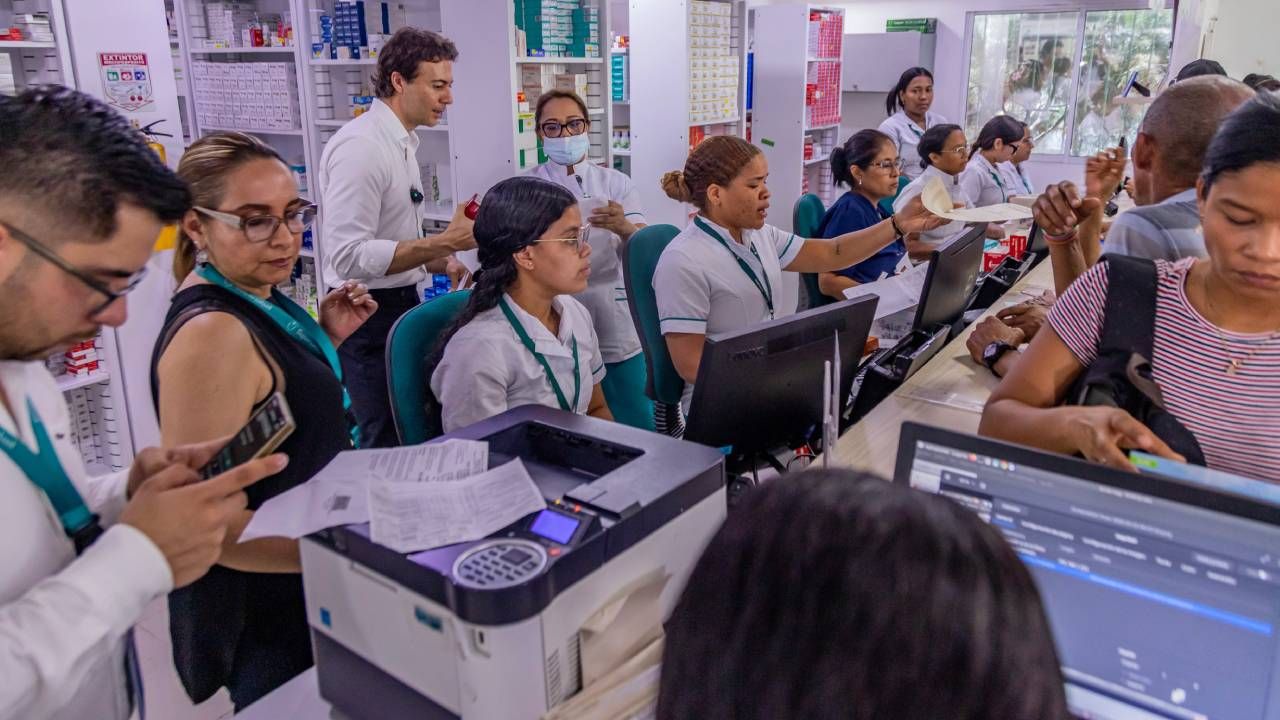 Daniel Quintero durante visita a dispensario de medicamentos. Crédito: Supersalud