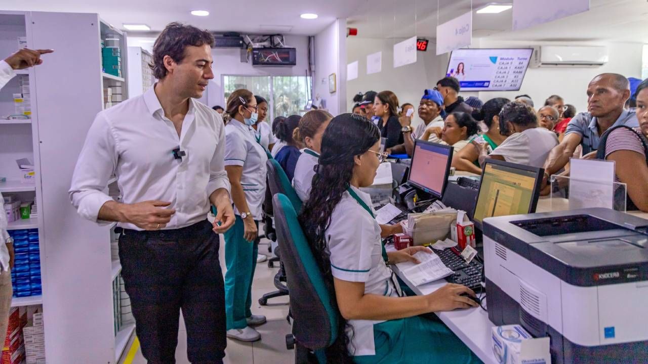 Daniel quintero durante visita a dispensario de medicamentos. Crédito: Supersalud (1).jpg