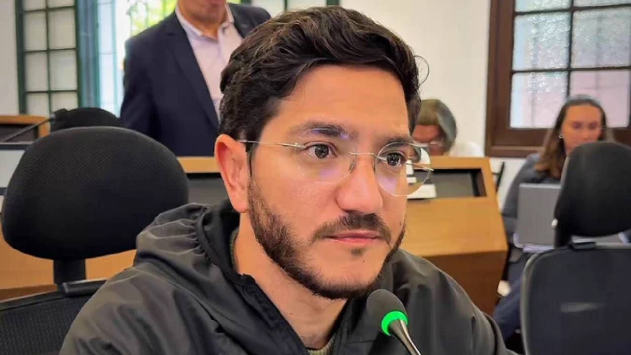 El concejal afirma que hoy la ciudad no tiene un tablero de control y que debe esperar a que un ciudadano reporte cada bombillo fundido.