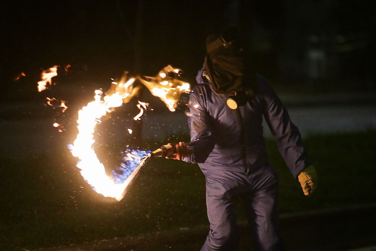 El proyecto propone penas de cuatro a ocho años, no excarcelables, para quienes se cubran el rostro y vandalicen en manifestaciones, y endurece el castigo por bloquear vías. Foto: Colprensa.