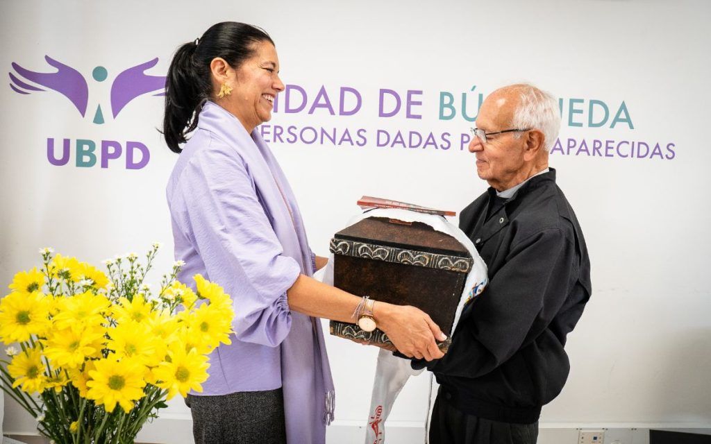 En un acto íntimo, reservado y bajo el mandato humanitariose adelantó la entrega digna del cuerpo de Camilo Torres en la tarde del domingo 15 de febrero de 2026 al padre Javier Giraldo. Crédito: Colprensa.