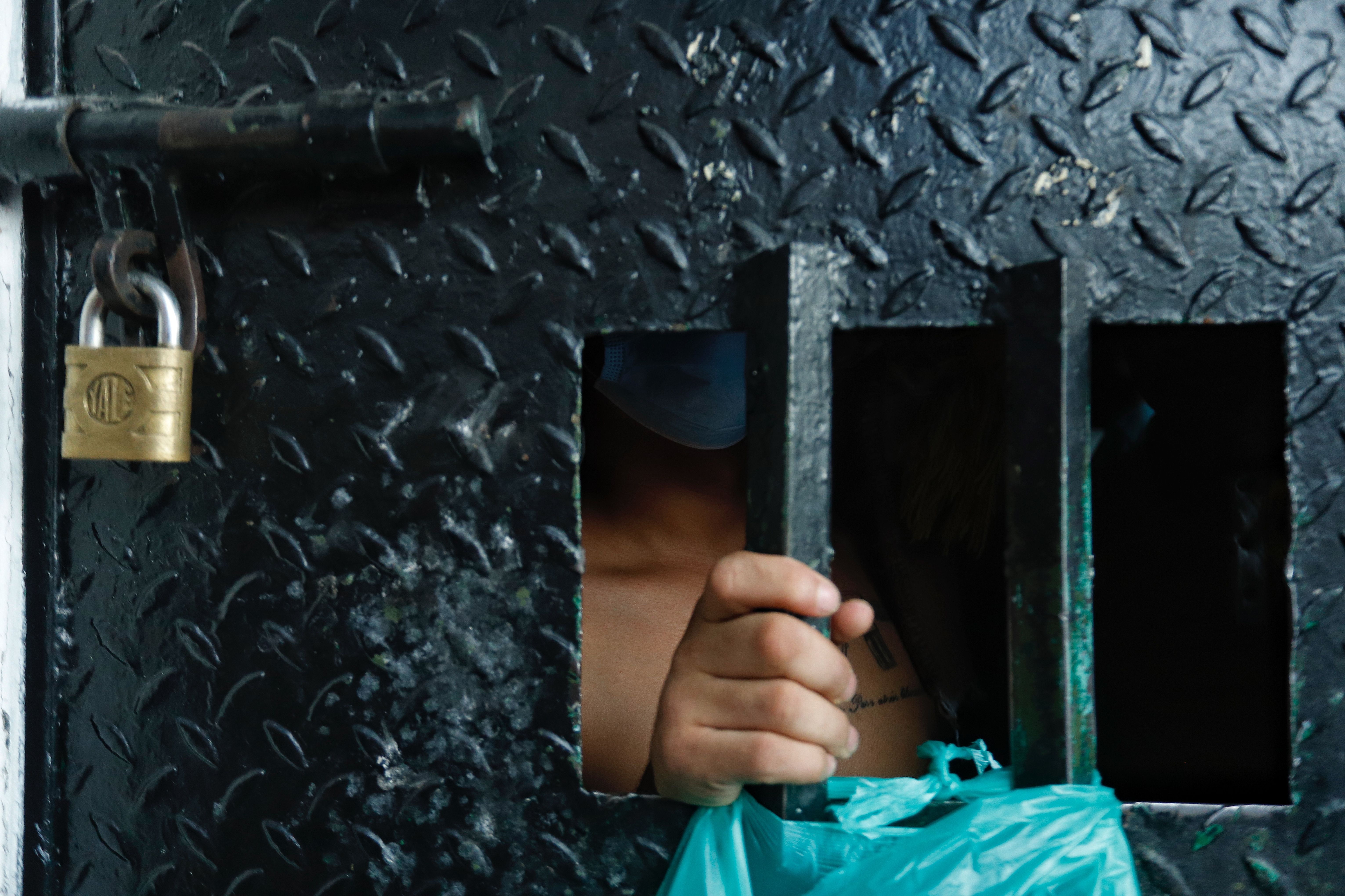 En varios centros de detención transitoria, personas permanecen durante meses en espacios diseñados solo para 36 horas. Crédito: Colprensa