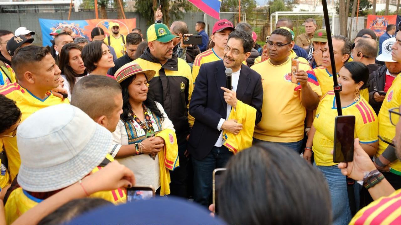 Iván Cepeda con la camiseta tricolor.jpg