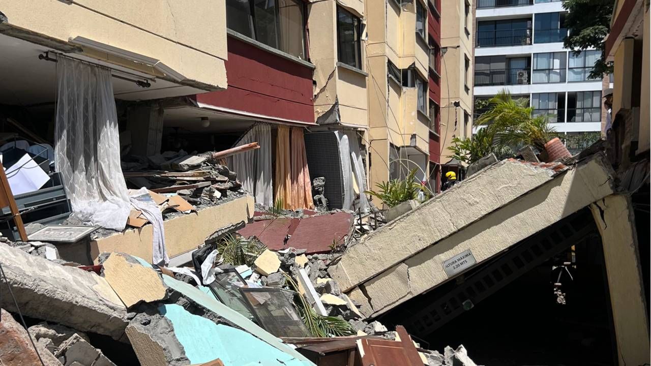 La emergencia por el terremoto dejó edificios derrumbados y decenas de familias a la espera de noticias de sus allegados. Foto: Daniela López - CAMBIO