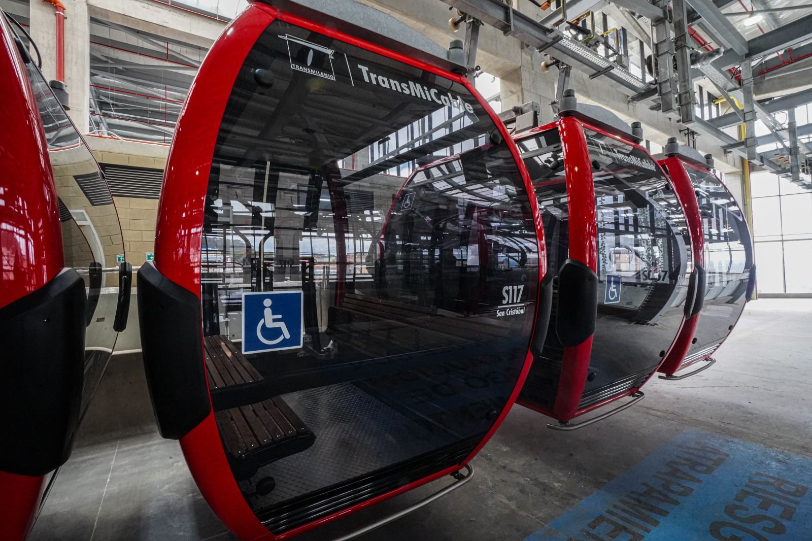 La estación 20 de Julio conecta el cable con la plataforma de buses alimentadores de TransMilenio a través de un puente peatonal de 61 metros. Foto: IDU.