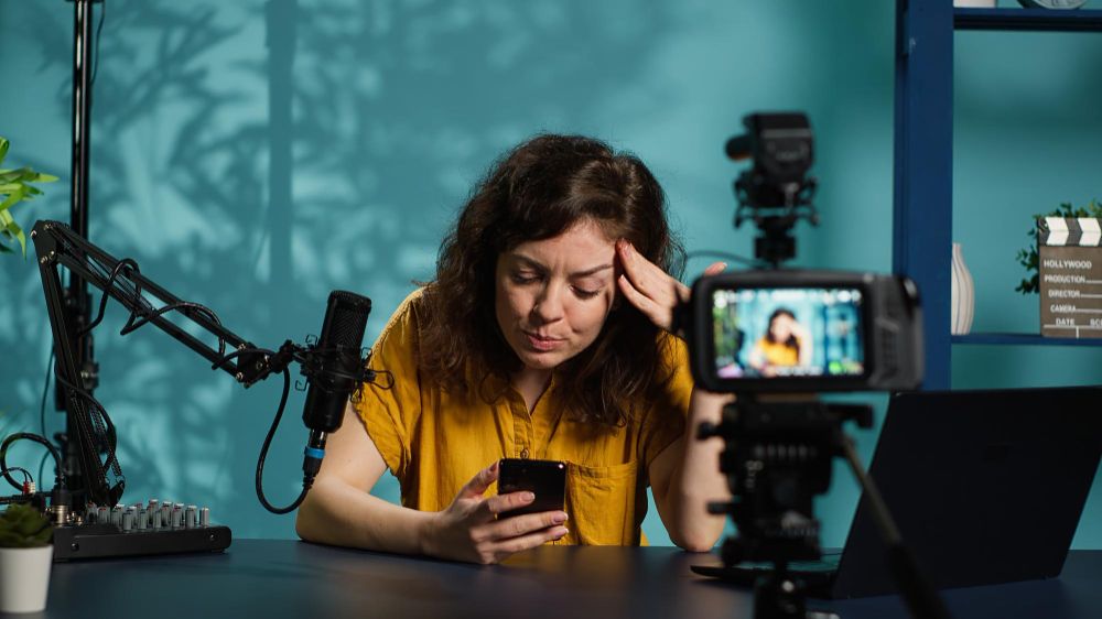 La grabación de un pódcast quedó en el centro de una decisión sobre intimidad e imagen personal. Foto: Freepik.