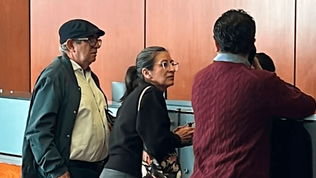 La imagen de Rodrigo Londoño presentándose ante la JEP, tras su viaje internacional. Crédito: suministrado.