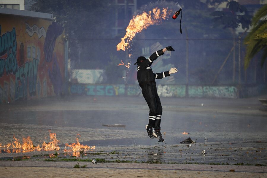La iniciativa modifica el Código Penal y crea un nuevo delito para quienes oculten su identidad con el fin de cometer actos violentos en medio de las manifestaciones. Foto: Colprensa.