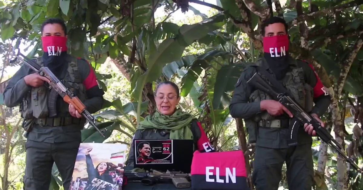  Luz Amanda Pallares Pallares, alias Silvana Guerrero, junto a dos hombres del ELN. Crédito: Redes sociales