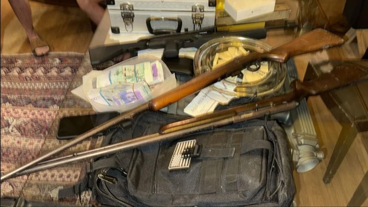 Nauticos, Armas, balas, pistola