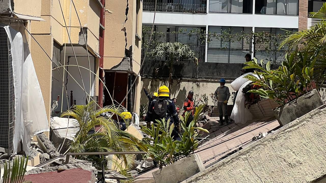 Organismos de socorro y voluntarios trabajan en el sur de Cali, una de las zonas más afectadas por el sismo. Foto: Daniela López - CAMBIO