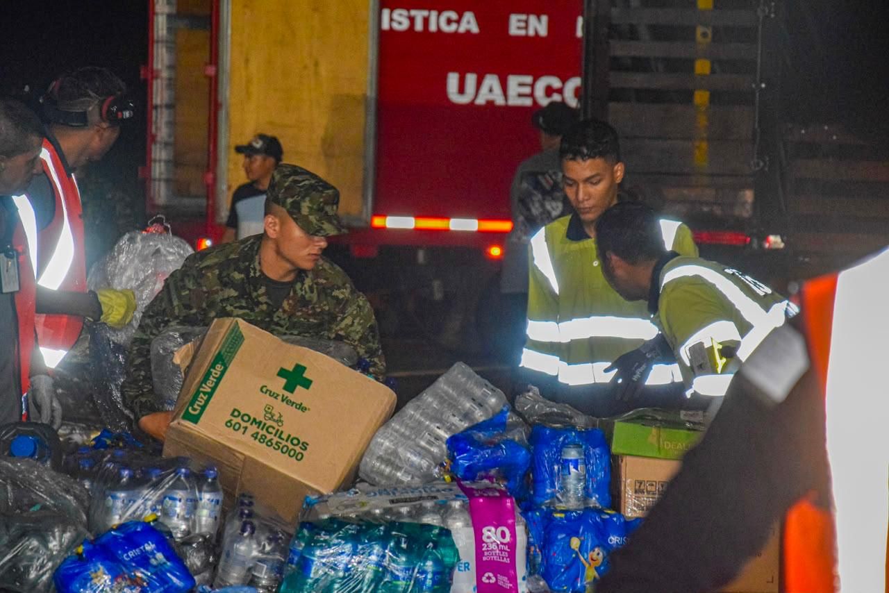 Las ayudas fueron trasladadas a puntos de acopio en Cali para su posterior distribución entre las familias afectadas, mientras el Ejército mantiene desplegadas sus capacidades en las zonas de emergencia.