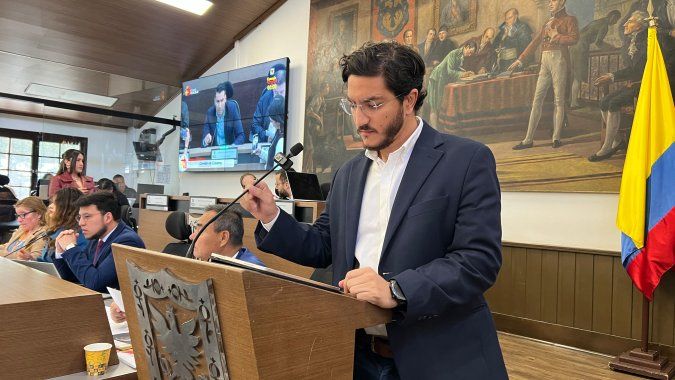 Para el concejal Juan David Quintero, la obligación de enterrar los cables ya está en el POT, por lo que no se trata de un gasto adicional. Foto: Concejo de Bogotá.