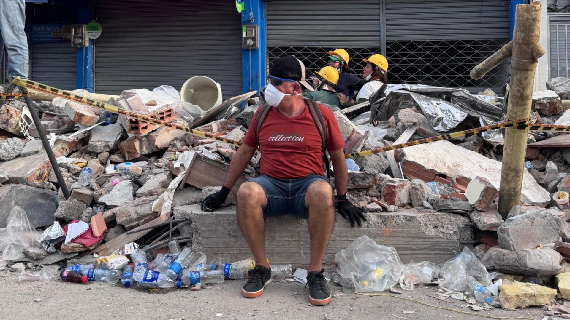 voluntario civil para la atención del desastre por el terremoto en inmediaciones del Parque La Libertad en Pereira