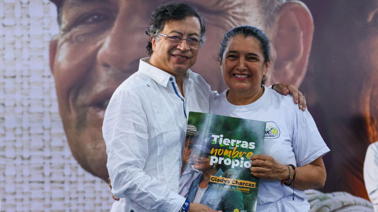 Petro en entrega de tierras.jpg