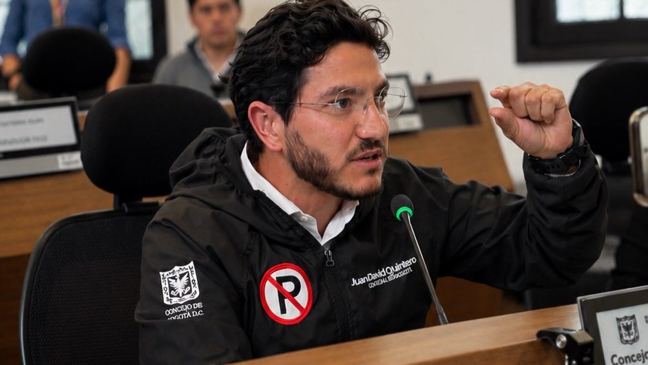 Según el concejal Juan David Quintero, buena parte de los cables que cuelgan de los postes quedó de empresas de televisión por cable que ya no existen. Foto: IG: Juan David Quintero