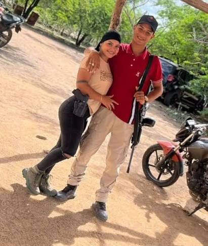 Videos publicados en redes sociales mostraban a alias Bendito Menor recorriendo Riohacha en motocicleta y acompañado, en varias ocasiones, por alias La Bebecita. Crédito: Redes sociales.