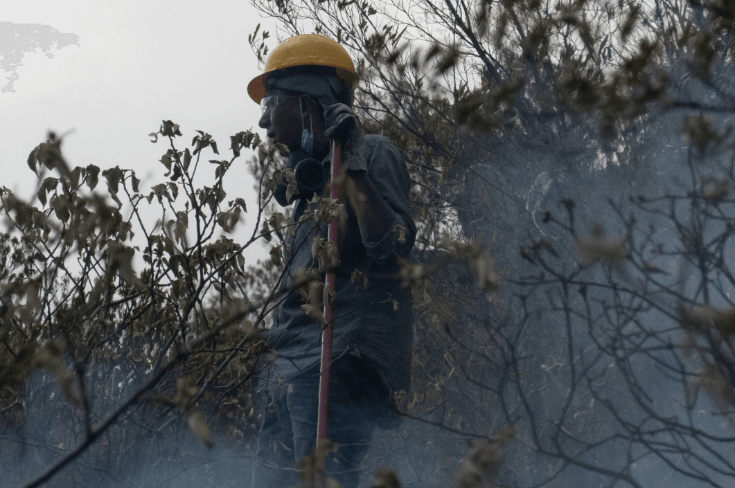 Voluntario contra el fuego en los incendios en Chíquiza. Créditos: Pablo David 