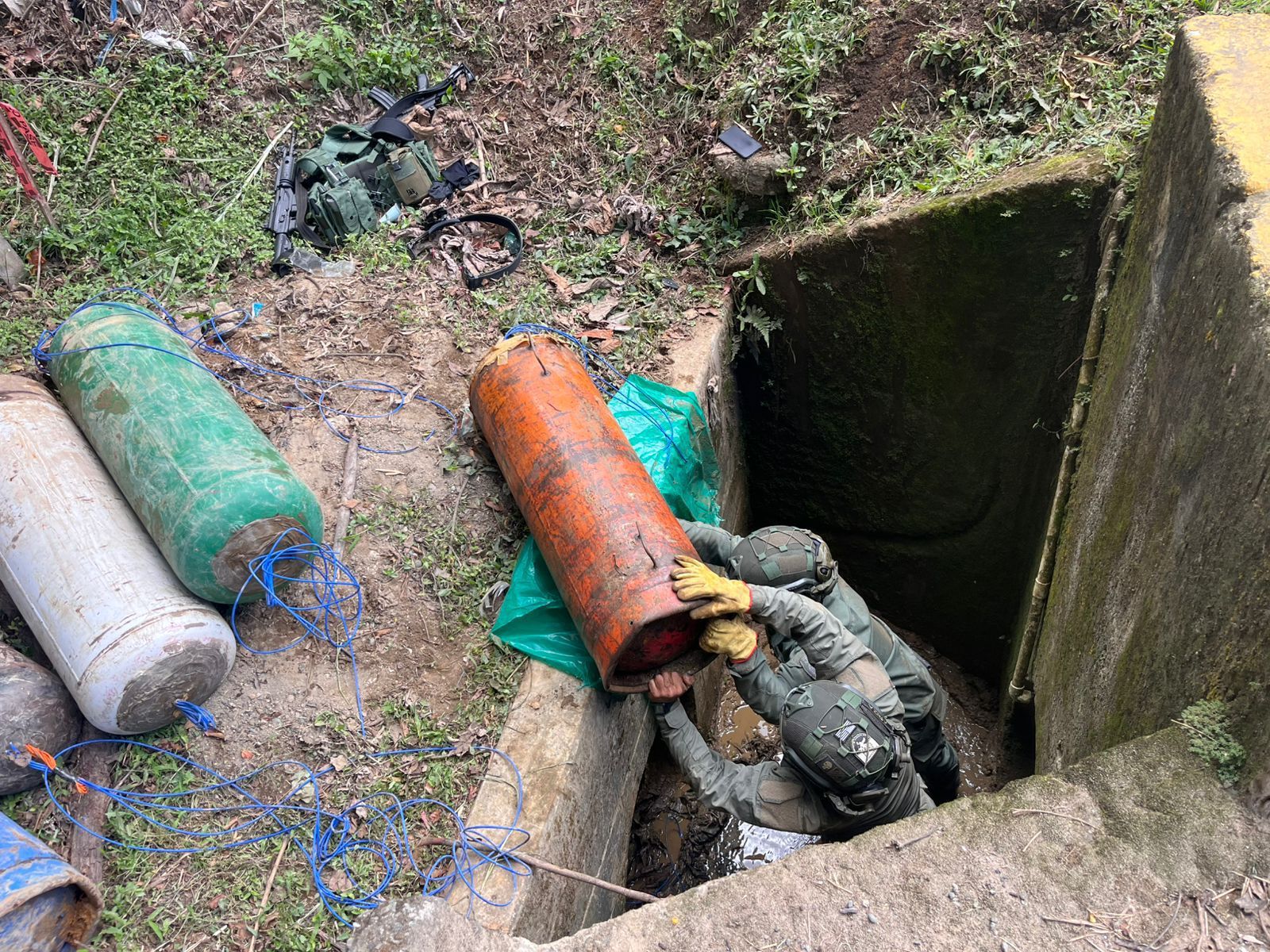 Unidades del Ejército sacan varios cilindros bombas de un punto de la Panamericana puestos por las disidencias para ejecutar un acto terrorista. Foto: Ejército Nacional.