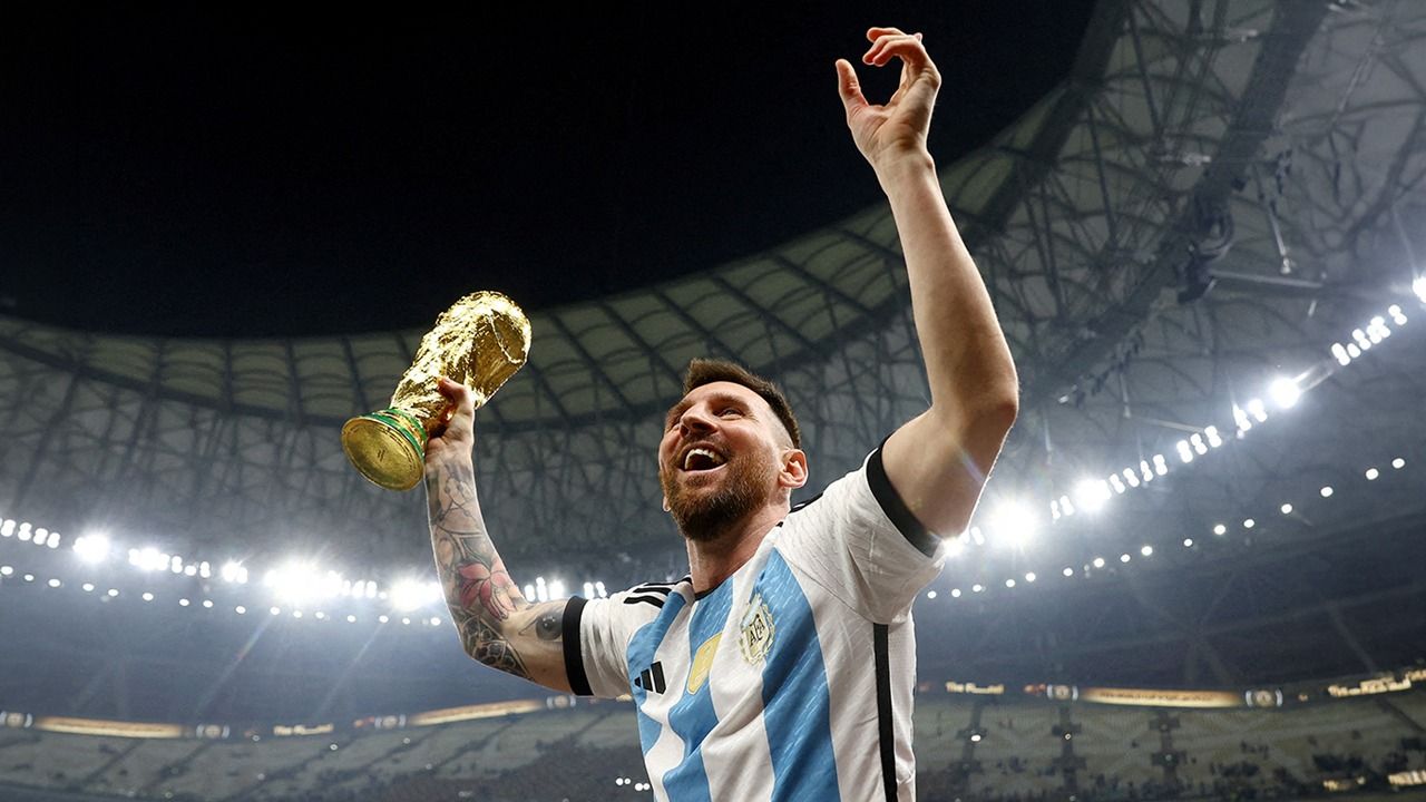 Lionel Messi, con la copa en mano, festeja ser por primera vez campeón del mundo. 