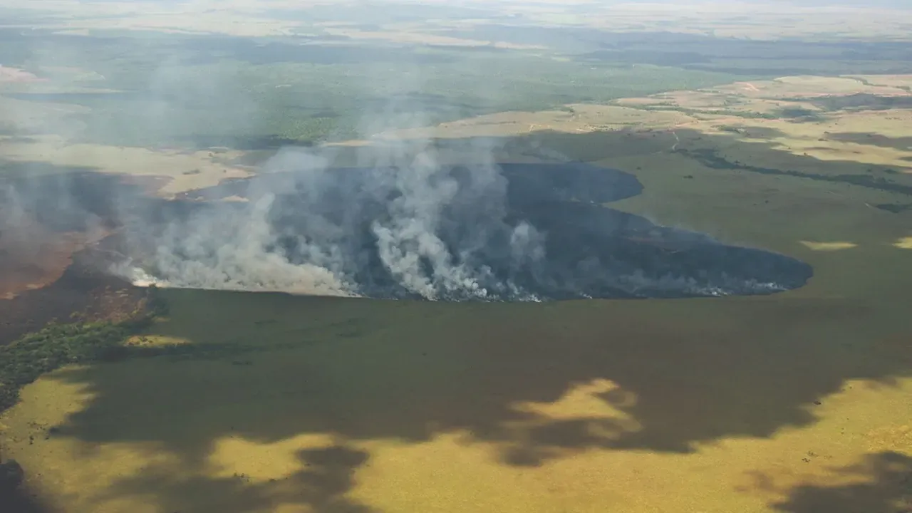 Columna de humo de una quema sobre la sabana amazónica.
