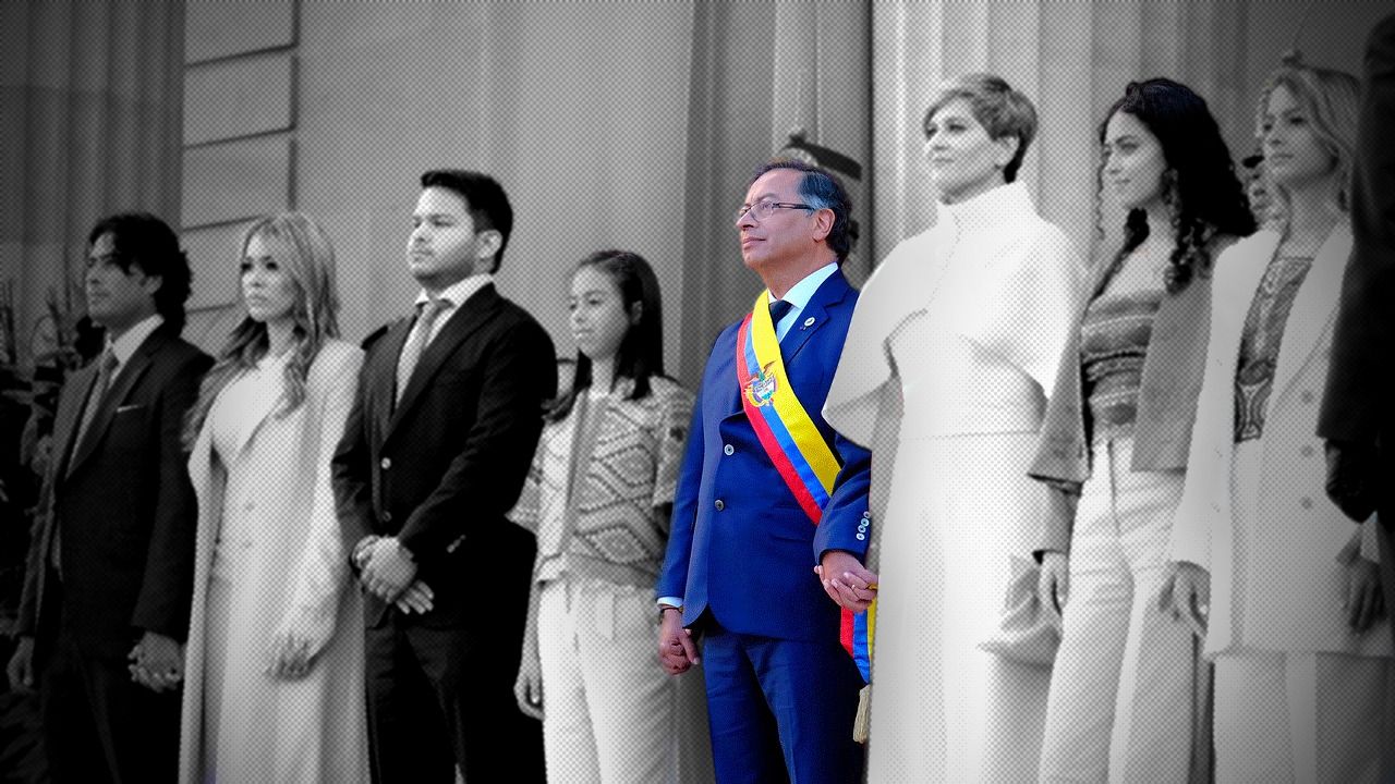El presidente Gustavo Petro, junto a su familia, el 7 de agosto de 2022, instantes después de su posesión. Foto: Nelson Cárdenas (Presidencia) y Yamith Mariño (CAMBIO).