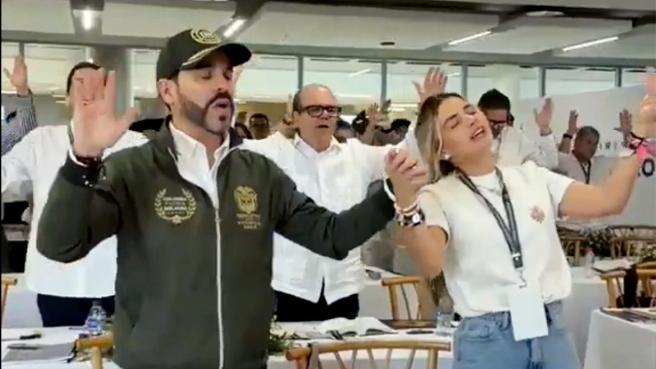 El presidente electo, Abelardo de la Espriella, y su esposa, Ana Lucía Pineda, durante un reciente retiro espiritual. Foto: captura de video.