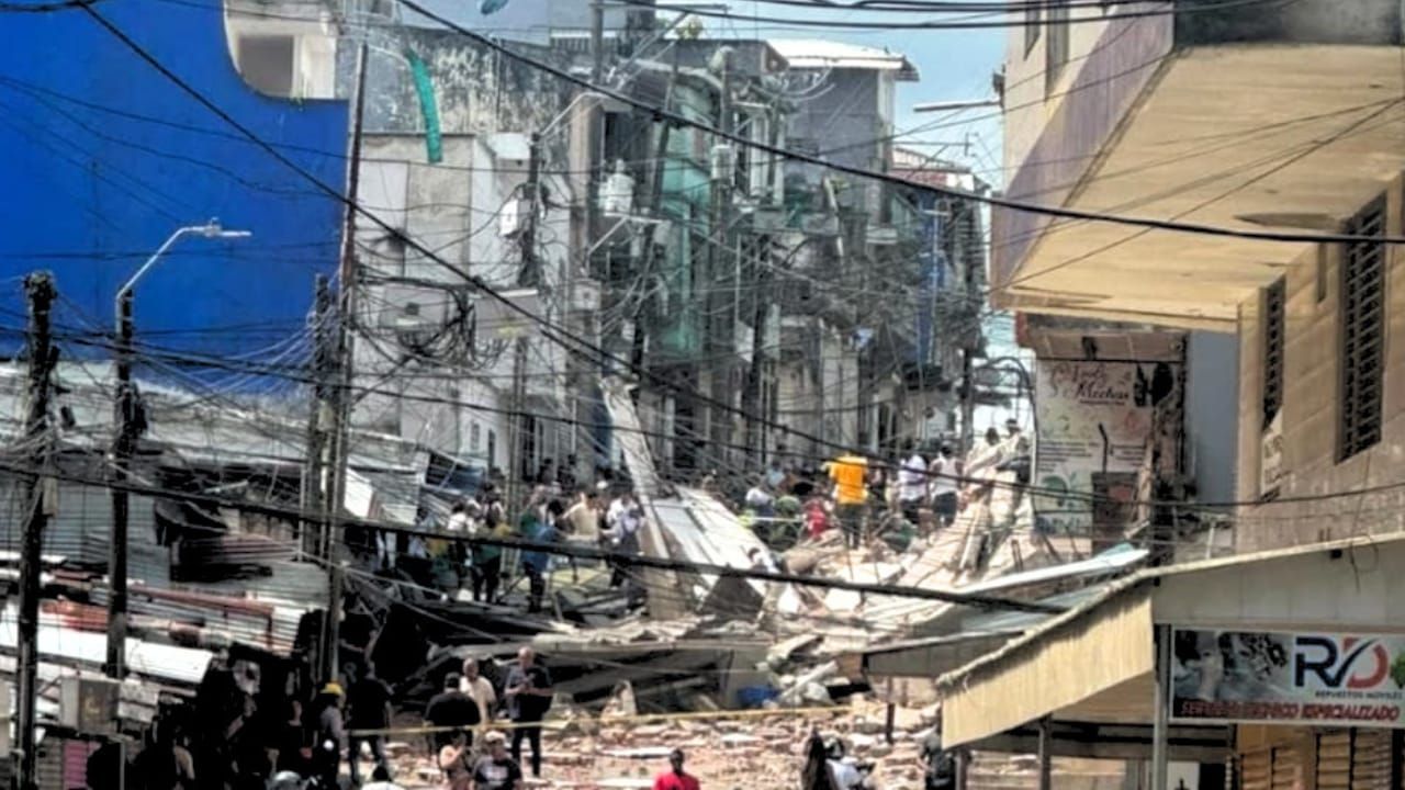 Una de las calles del centro de Buenaventura tras el terremoto de este lunes. Foto cortesía: Linda Posso Gómez 