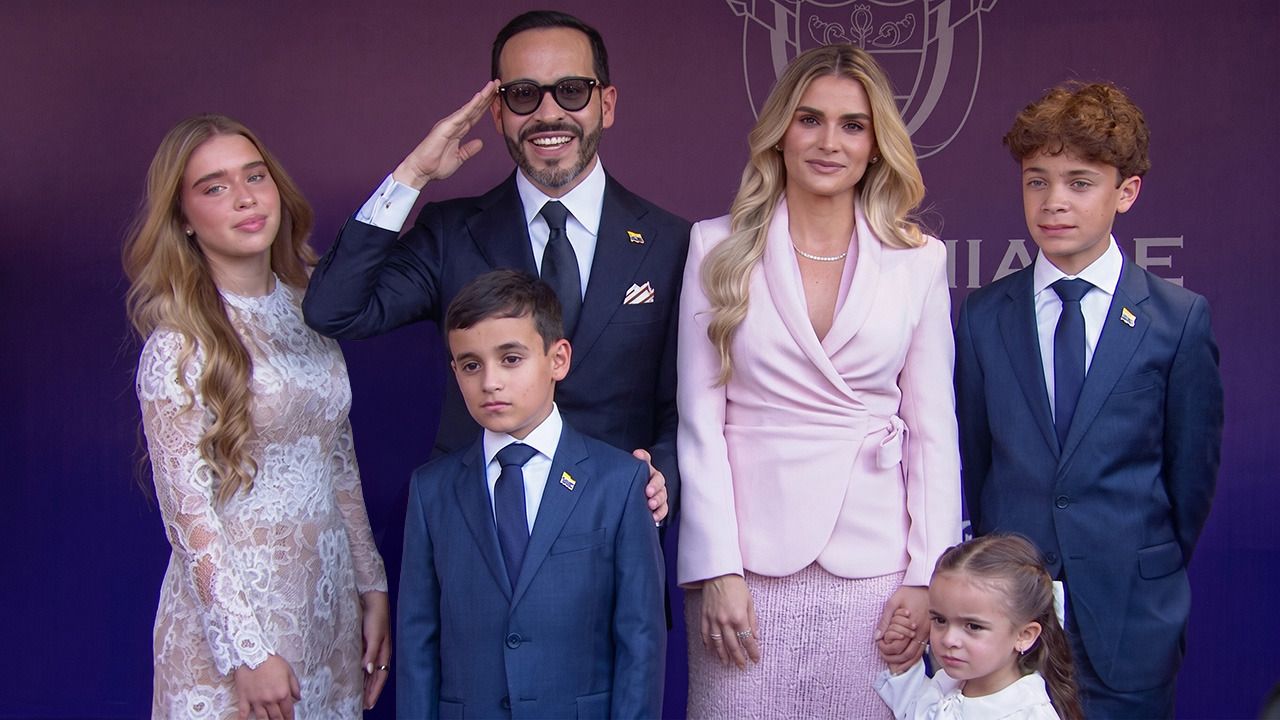 El presidente de Colombia, Abelardo de la Espriella, su esposa, Ana Lucía Pineda, y sus cuatro hijos —Lucía, Salvador, Filippo y Francesca—, durante la posesión, el pasado 7 de agosto, en Cali.