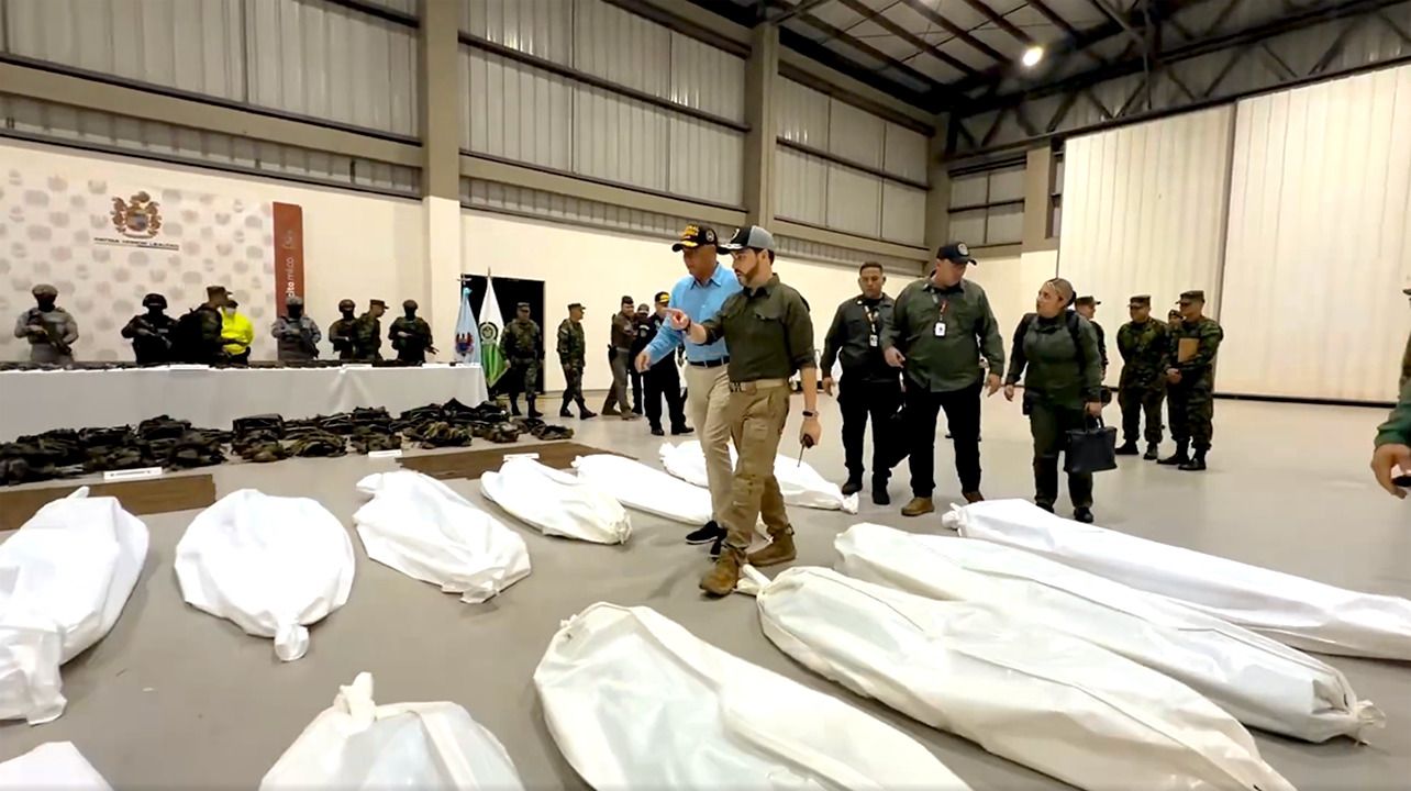 El presidente Abelardo de la Espriella camina entre los cadáveres de guerrilleros muertos en combate, en un video compartido en sus redes sociales. Foto: @ABDELAESPRIELLA.