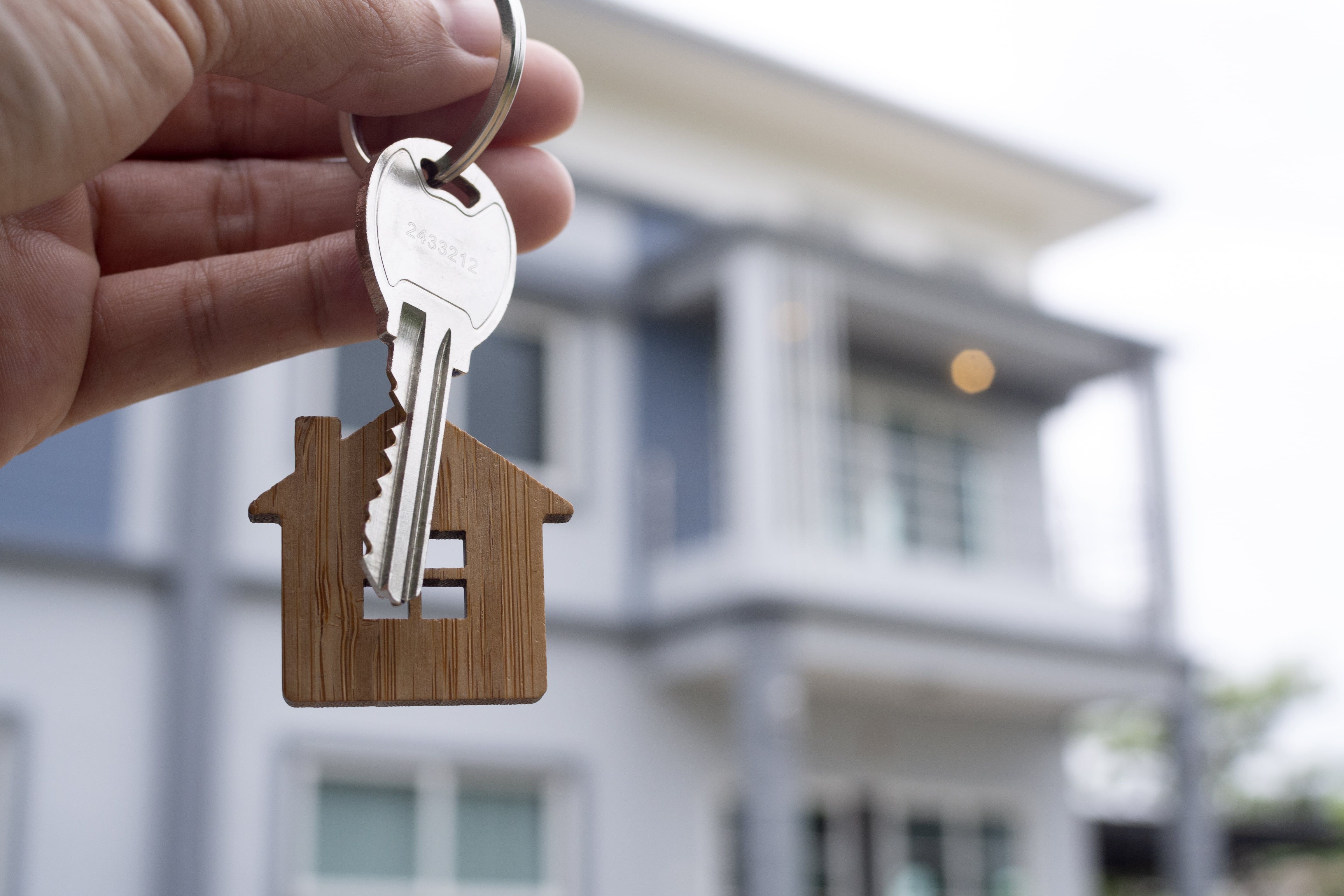 propietario-desbloquea-llave-casa-nuevo-hogar-agentes-inmobiliarios-agentes-ventas-min.jpg