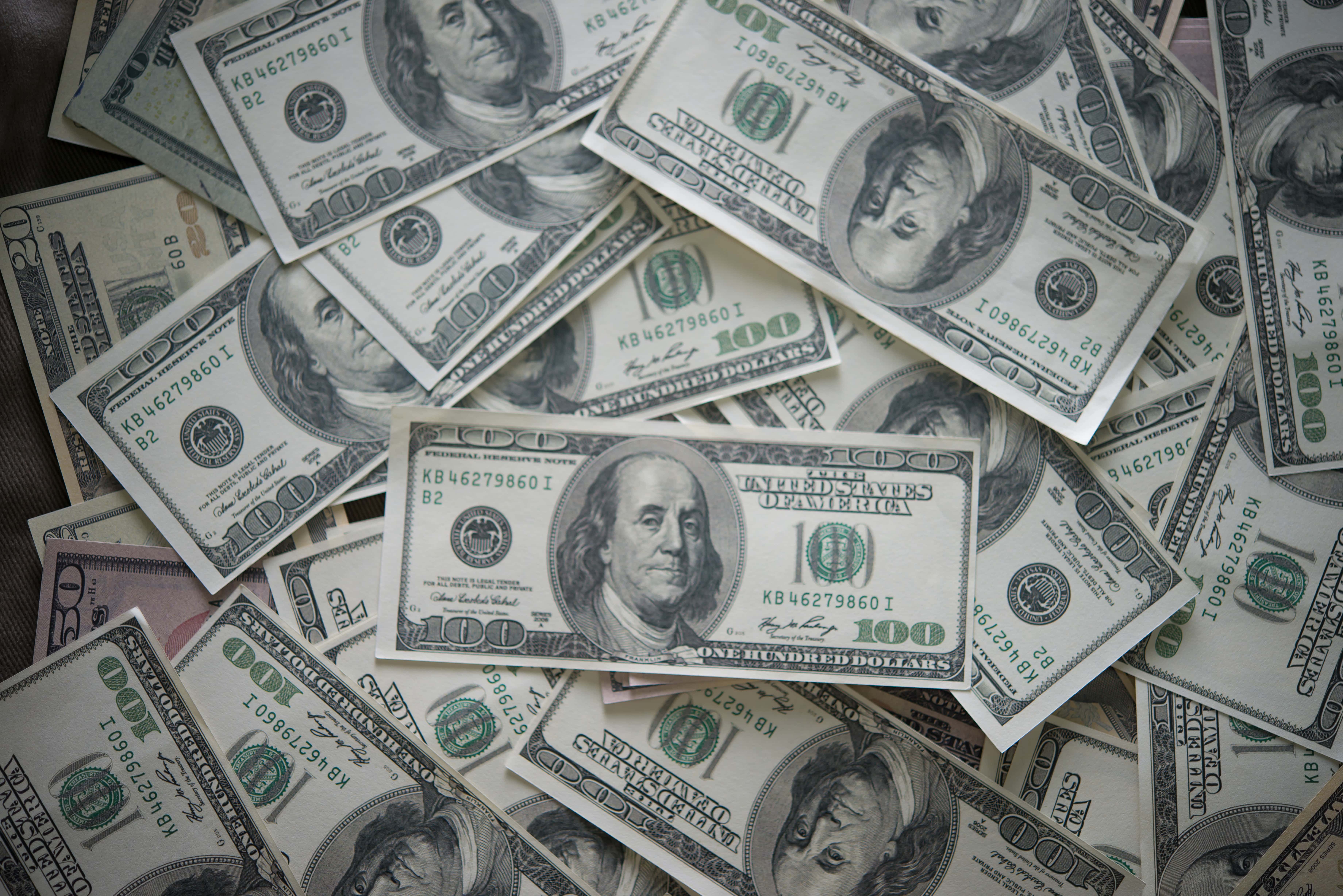photologuephotos2023-08billie-dolar-fondo-dinero-min_2jpg