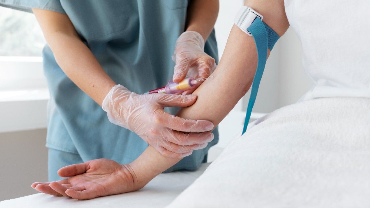 photologuephotos2023-10profesional-salud-alto-angulo-que-extrae-sangre-tratamiento-prpjpg