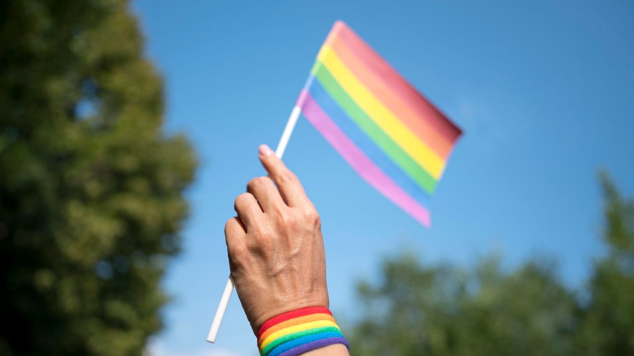 photologuephotos2024-04close-up-lgbt-flag_1jpg